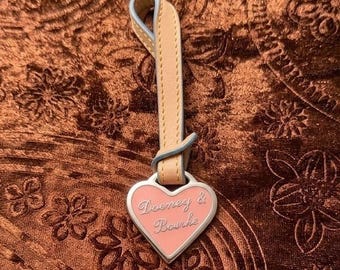 Dooney & Bourke Breloque de sac coeur en émail rose Bracelet en cuir marron clair Porte-clés argenté