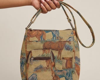 Bolso bandolera de tapiz de caballo estilo vintage, tejido panorámico ecuestre, color tostado, estilo western.