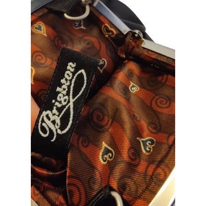 Monedero/Bandolera Brighton Mini de piel negra con estampado de cocodrilo y cierre de beso en forma de corazón. imagen 6