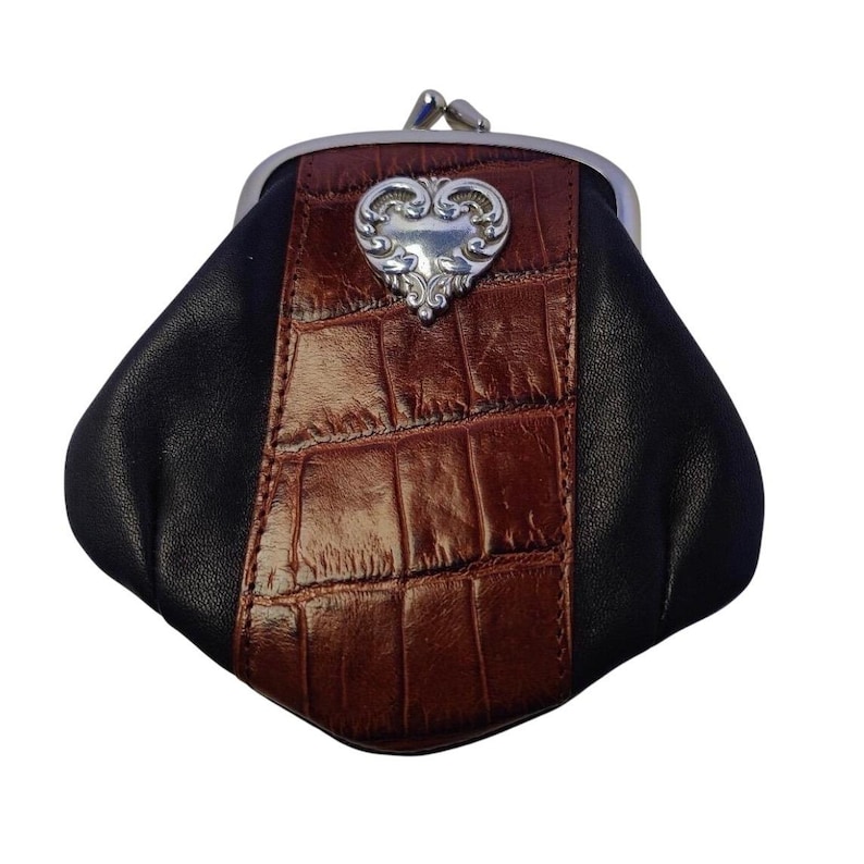 Monedero/Bandolera Brighton Mini de piel negra con estampado de cocodrilo y cierre de beso en forma de corazón. imagen 1