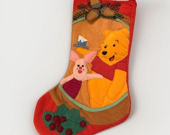 Calcetín navideño vintage de Winnie the Pooh y Piglet de Disney con aplique de fieltro rojo 3D estilo retro.