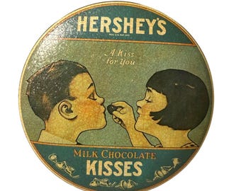 Lata vintage de Hershey Milk Chocolate Kisses de 1982. Un beso para ti. Hecho en Inglaterra.