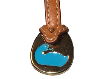 Llavero con logo de pato en esmalte azul de Dooney & Bourke y correa de cuero color canela.
