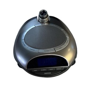 以下が含まれることがあります： スピーカー、アラーム設定ボタン、デジタル表示を備えた、シルバーとブラックのHomedics目覚まし時計。 スヌーズ機能と、小さな調整可能な上部コンポーネントを備えています。