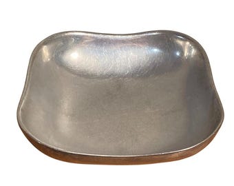 Ciotola da portata quadrata Wilton Armatele in peltro alternativo, finitura argento opaca, prodotta negli Stati Uniti.