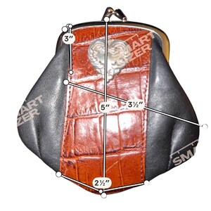 Monedero/Bandolera Brighton Mini de piel negra con estampado de cocodrilo y cierre de beso en forma de corazón. imagen 2