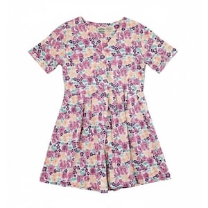 Puede incluir: Vestido de manga corta con cuello en V y estampado floral. El vestido presenta una mezcla de flores rosas, moradas y melocotón sobre un fondo claro. El vestido tiene un corpiño ajustado y una falda acampanada.