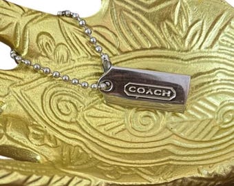 Collier argenté avec logo et étiquette volante Coach, breloque de sac avec chaîne boule