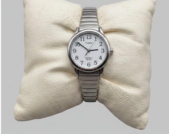 Reloj analógico Timex Indiglo Easy Reader con correa extensible plateada, esfera L5