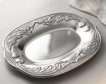 Bandeja ovalada para servir Wilton Armetale French Provincial con acabado en peltre y borde festoneado.