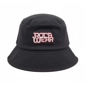Op de afbeelding: Zwarte vissershoed met de geborduurde tekst "ROCA WEAR" in wit en rood. De hoed heeft een afgeronde kroon en een naar beneden hellende rand. Deze casual hoed is geschikt voor dagelijks gebruik.