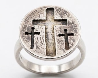 Anello con sigillo a tripla croce intagliata, realizzato artigianalmente con moneta americana riciclata, in tonalità argento vintage.