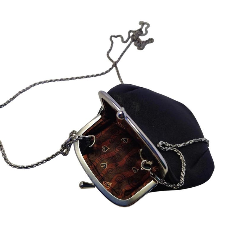 Monedero/Bandolera Brighton Mini de piel negra con estampado de cocodrilo y cierre de beso en forma de corazón. imagen 4