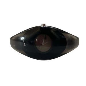 Puede incluir: Reloj Nike negro con un diseño ovalado único. El reloj presenta una esfera circular con manecillas blancas y el logotipo plateado de Nike. El reloj tiene una estética elegante y moderna.