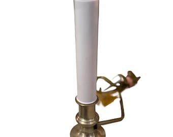 Lámpara de vela eléctrica de latón vintage con luz de acento enchufable y funda blanca