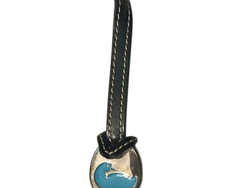 Llavero vintage con logo de pato de Dooney & Bourke, de cuero negro, plata y turquesa.