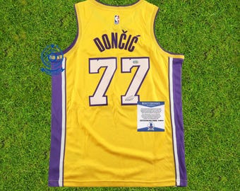 Signiertes Doncic # 77 Basketball Jersey mit Beckett COA