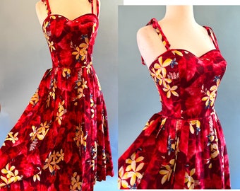 Adorable Vintage 1950s "Kamehameha" Hawaiian Sundress with Vibrant Tropical Print!----Size  Small