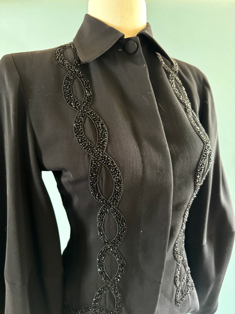Superbe veste en gabardine noire perlée vintage des années 1940 avec manches lanternetaille petite image 5