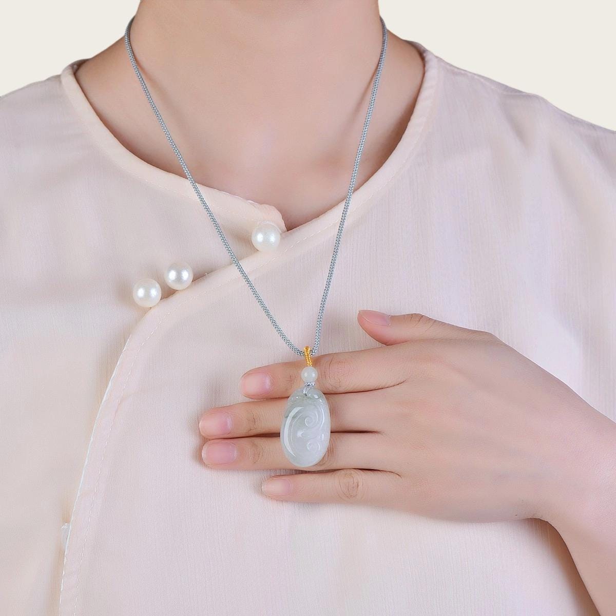 手彫り翡翠如意錠ペンダント：縁起の良い鎖骨チェーン - Etsy 日本