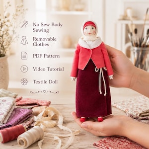 Może przedstawiać: Lalka tekstylna w czerwonej kurtce z białym kołnierzykiem i długiej ciemnoczerwonej spódnicy, z tekstem wymieniającym cechy: No Sew Body Sewing, Removable Clothes, PDF Pattern, Video Tutorial oraz Textile Doll.