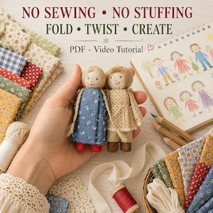Może przedstawiać: Dwie małe szmaciane lalki z włóczkowymi włosami, jedna w niebieskiej sukience w kwiaty, druga w beżowej tunice we wzory. Tekst głosi: NO SEWING NO STUFFING FOLD TWIST CREATE PDF - Video Tutorial. Zawiera wzorzyste tkaniny, kredki i nici.