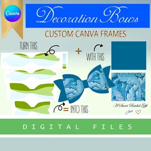 Op de afbeelding: Digitale bestanden voor decoratie strikken. De afbeelding toont een strik ontwerp met een blauw en wit bloemenpatroon. Tekst omvat "Decoration Bows", "Custom Canva Frames" en "Digital Files."