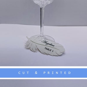 10 cartões de lugar de penas | Etiqueta de nome de taça de vinho personalizada com abertura de coração | Decoração de mesa exclusiva, divertida e elegante para eventos e celebrações