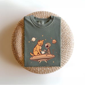 Cat And Alien UFO Shirt, Funny Cat T-shirt, Alien Oversized Graphic Tee, Trendy Women&#39;s UFO Cat Shirt, Alien UFO Shirts