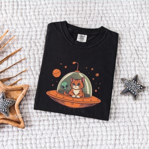 Cat And Alien UFO Shirt, Funny Cat T-shirt, Alien Oversized Graphic Tee, Trendy Women&#39;s UFO Cat Shirt, Alien UFO Shirts