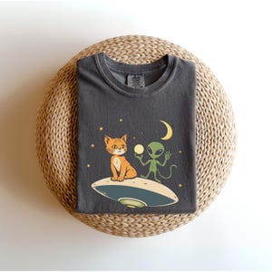 Cat And Alien UFO Shirt, Funny Cat T-shirt, Alien Oversized Graphic Tee, Trendy Women&#39;s UFO Cat Shirt, Alien UFO Shirts
