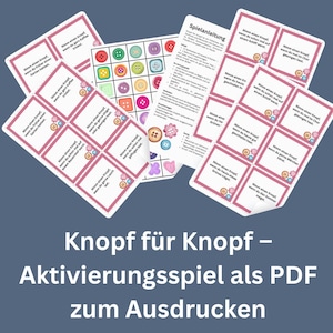 Könnte beinhalten: Eine Sammlung von Spielkarten und Anleitungen. Die Karten haben rosa Ränder und zeigen Text und Knopfabbildungen. Ein Spielbrett im Bingo-Stil mit bunten Knöpfen ist ebenfalls zu sehen. Der Text auf den Karten lautet "Nimm einen Knopf..."