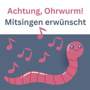 Op de afbeelding: Een illustratie van een roze worm met een lachend gezicht, omringd door muzieknoten. De tekst bovenaan luidt "Achtung, Ohrwurm!" en daaronder "Mitsingen erwünscht", tegen een blauwe en witte achtergrond.