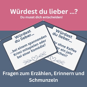 Könnte beinhalten: Zwei Karten mit dem Text "Würdest du lieber...?" in Weiß auf blauem Hintergrund. Eine Karte fragt, ob Sie lieber in einem Krimi oder einer Komödie wären. Die andere fragt, ob Sie lieber ein Jahr lang ohne Kaffee auskommen würden. Der Text "Fragen zum Erzählen, Erinnern und Schmunzeln" steht unten.