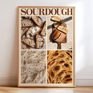 Può includere: Un poster da parete rettangolare con sfondo color crema chiaro e la parola SOURDOUGH in lettere maiuscole marroni nella parte superiore. Il poster presenta quattro pannelli fotografici distinti che mostrano varie fette di pane, una pagnotta su un tagliere di legno e texture in primo piano di mollica e crosta.