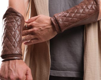 Bracciali trapuntati marroni - Protezioni per polsi in similpelle medievale per cosplay, fiere rinascimentali, LARP e moda da festival