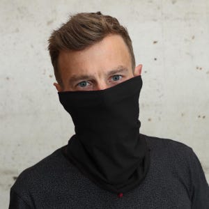 K&ouml;nnte beinhalten: Eine Person tr&auml;gt einen schwarzen Nackentuch mit rotem Rand. Das Tuch bedeckt Mund und Nase der Person.