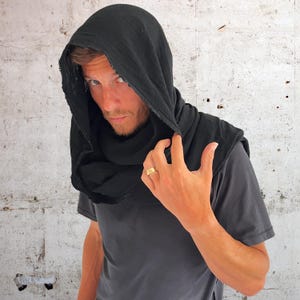 Mantello avvolgente scialle nero consumato cappuccio assassino apocalittico cappuccio festival costume cosplay larp rievocazione abbigliamento alternativo foulard distopico