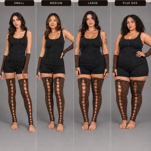 K&ouml;nnte beinhalten: Eine Passform-Anleitung mit vier Personen in schwarzen Tanktops, schwarzen Shorts und braunen, geschn&uuml;rten, oberschenkelhohen Beinw&auml;rmern. Der Text lautet FIT GUIDE, THE LACE OPENING ADJUSTS TO YOUR SHAPE, SMALL, MEDIUM, LARGE, PLUS SIZE, ONE SIZE, STRETCHY FIT, ADJUSTABLE LACE OPENING.