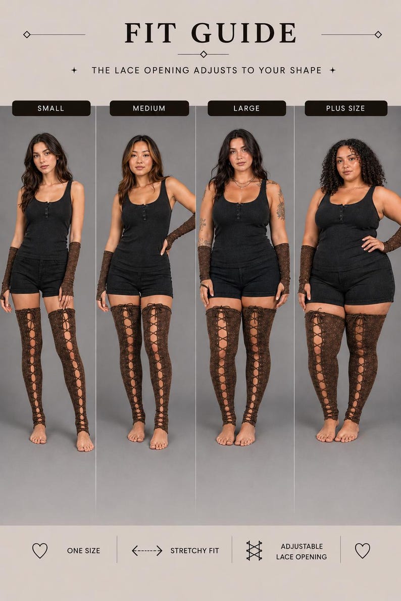 K&ouml;nnte beinhalten: Eine Passform-Anleitung mit vier Personen in schwarzen Tanktops, schwarzen Shorts und braunen, geschn&uuml;rten, oberschenkelhohen Beinw&auml;rmern. Der Text lautet FIT GUIDE, THE LACE OPENING ADJUSTS TO YOUR SHAPE, SMALL, MEDIUM, LARGE, PLUS SIZE, ONE SIZE, STRETCHY FIT, ADJUSTABLE LACE OPENING.