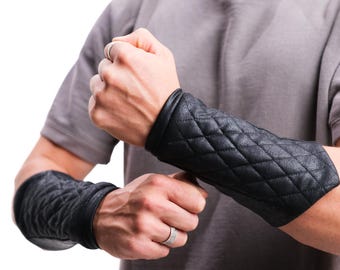 Zwarte gewatteerde armbracers – middeleeuwse polsbeschermers in leerlook voor cosplay, Renaissance Faire, LARP en festivalmode