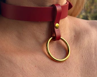 Rotes Leder O Ring Choker, Handgemachtes Echt Leder Halsband mit Gold Ring, Gothic Punk Verstellbare Halskette, Alternativer Modeschmuck