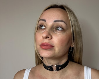Gargantilla de cuero artesanal con anilla en O: collar con detalles de acero inoxidable