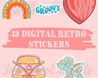 Può includere: Un set di 13 adesivi digitali retrò con design groovy. Gli adesivi includono un arcobaleno con il testo "Stay Wild and Free", un cuore con il testo "Love", un furgone groovy con fiori, un cane palloncino con il testo "Be Happy", e un adesivo di testo groovy.