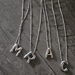 Collar de plata de 14 quilates para mujer / Regalo para ella / Regalo de San Valentín / Letra de burbuja / Letra de globo / Inicial / Regalo de graduación