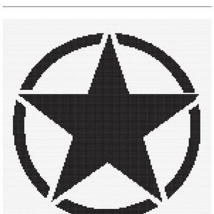 Peut inclure: Motif de point de croix noir et blanc d'une étoile à cinq branches à l'intérieur d'un cercle. Le motif est intitulé "Jeep Willys Star" et mesure 147 x 150 points.
