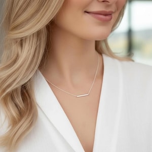 Gargantilla con barra de plata de ley: joyería minimalista y delicada con múltiples capas.