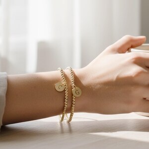 14K gold filled kralenarmband: aanslagbestendige initiële bedel