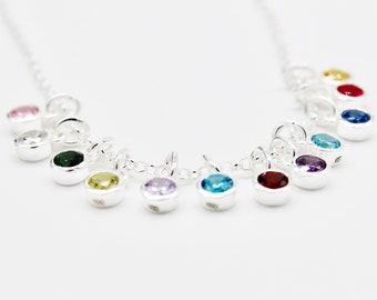 Charm de plata de ley con piedra natal de Swarovski: complemento para collar y pulsera.