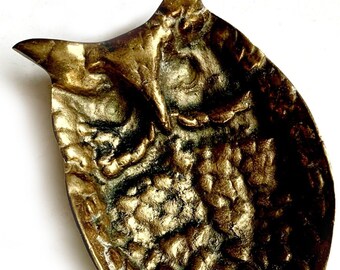 本の上に立つ真鍮製のフクロウの置物、緑のフェルト製の台座付き